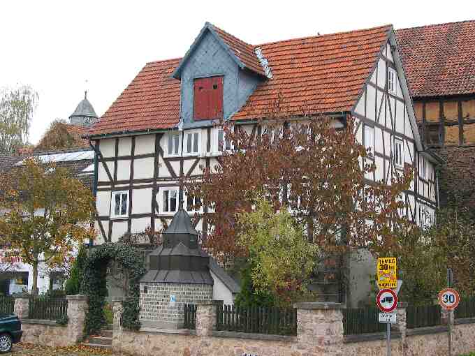 Fachwerkhaus mit Vorgarten