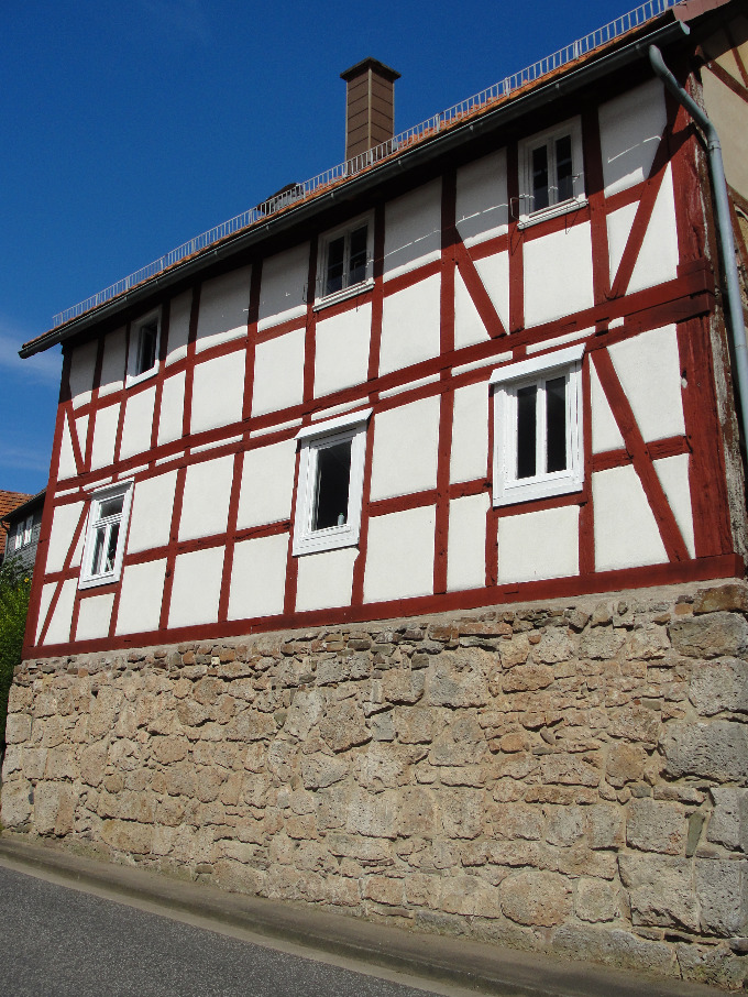 Fachwerkhaus auf Sandsteinsockel Straßenseite