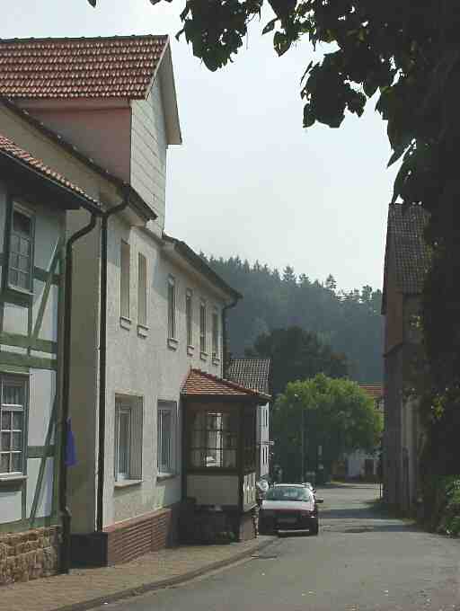 Weiß verputztes Fachwerkhaus Straßenseite