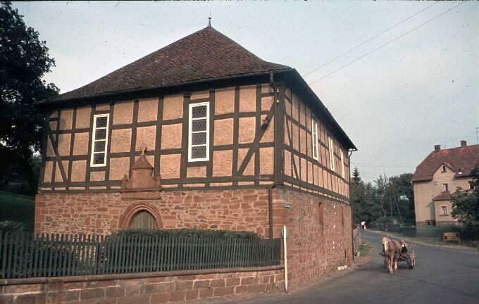 Einstöckiges Fachwerkhaus mit Sandsteinkeller