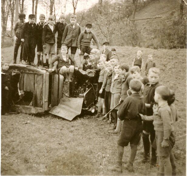 SW-Foto von Kindern an Autowrack