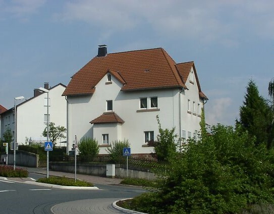 Zweistöckiges verputztes Steinhaus