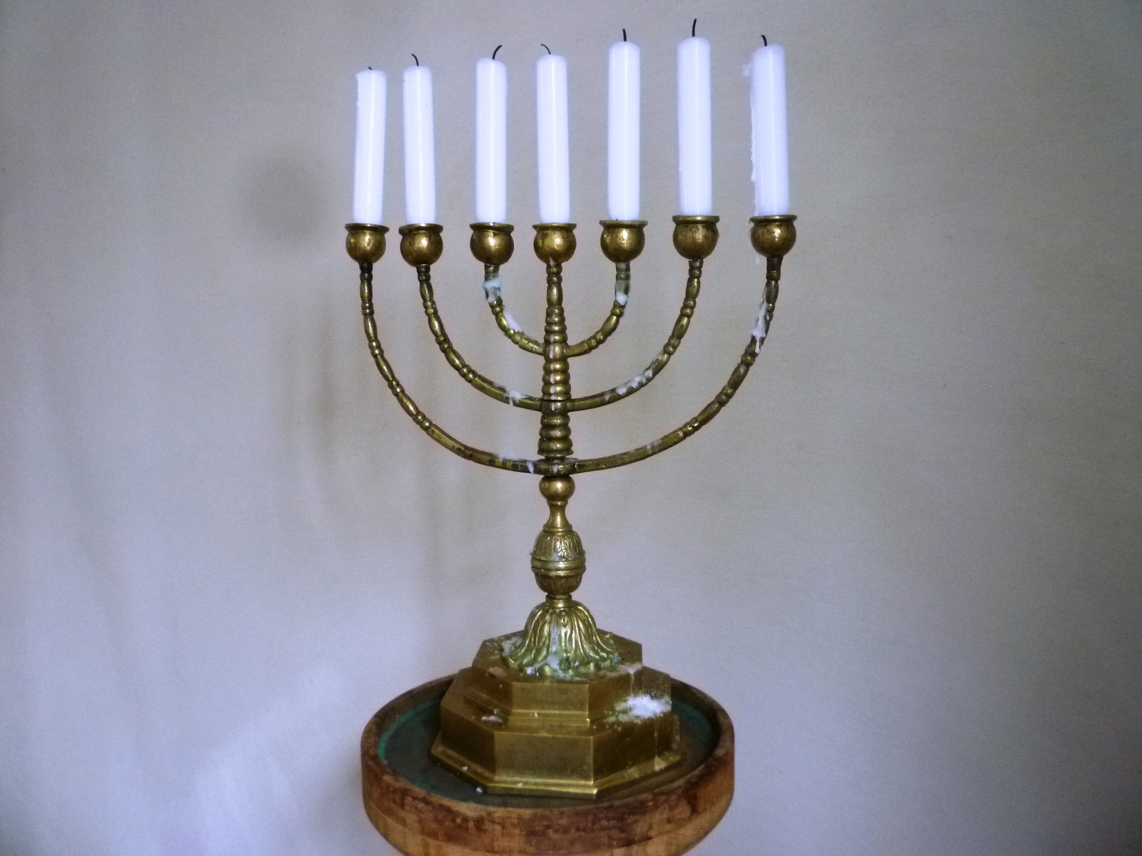 7-armiger Leuchter aus Messing mit benutzten Kerzen