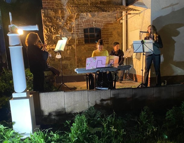 Beleuchtete Musikgruppe beim Spiel im Garten