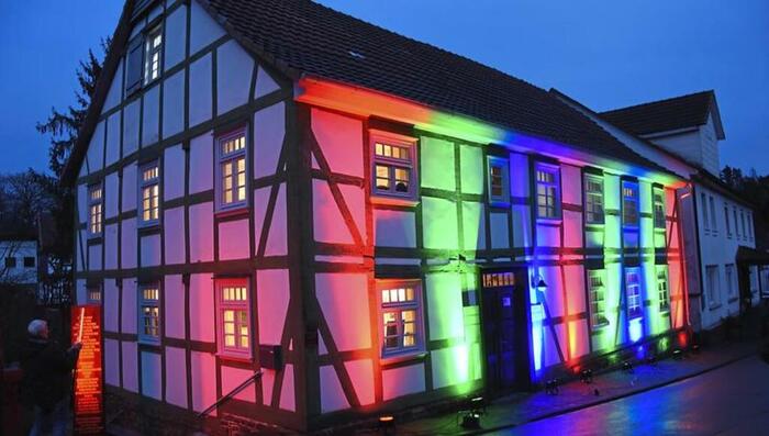 Bunt beleuchtetes Fachwerkhaus