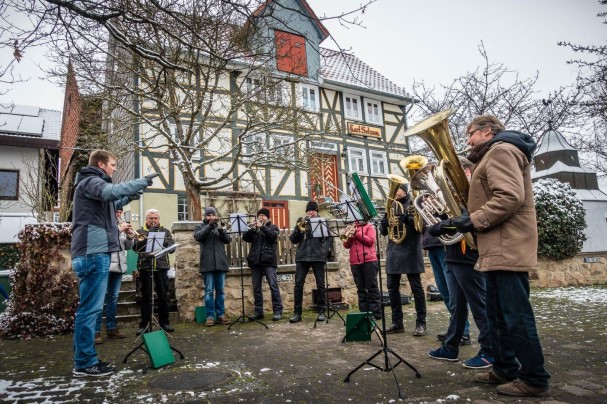 Menschengruppe vor Fachwerkhaus