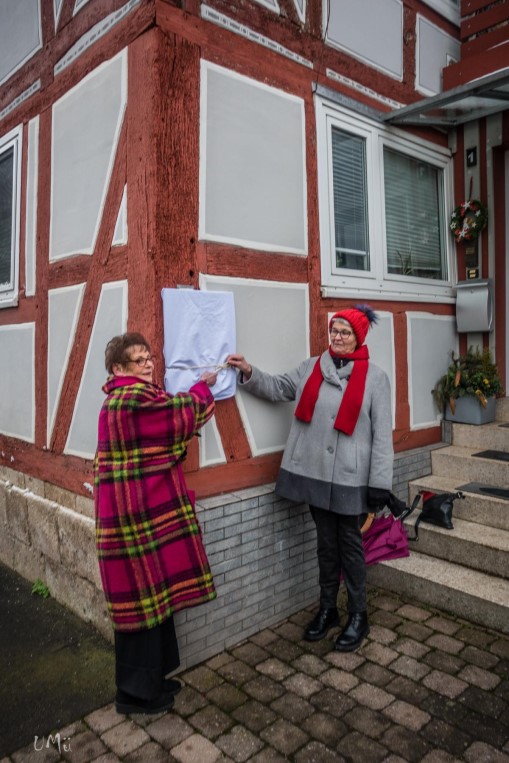 Zwei Frauen vor einer Hausecke