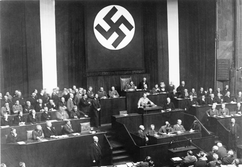 Hitler-Rede im Reichstag vor Hakenkreuz-Fahne