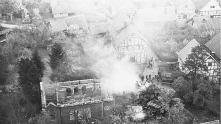 Luftaufnahme der brennenden Synagoge