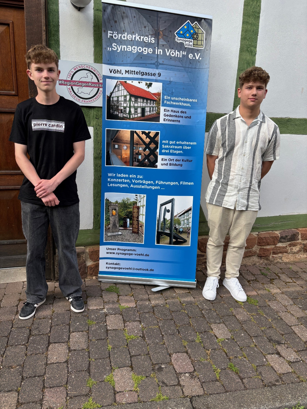 2 Personen vor der Synagoge