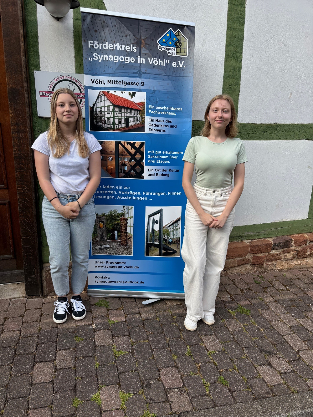 2 Personen vor der Synagoge