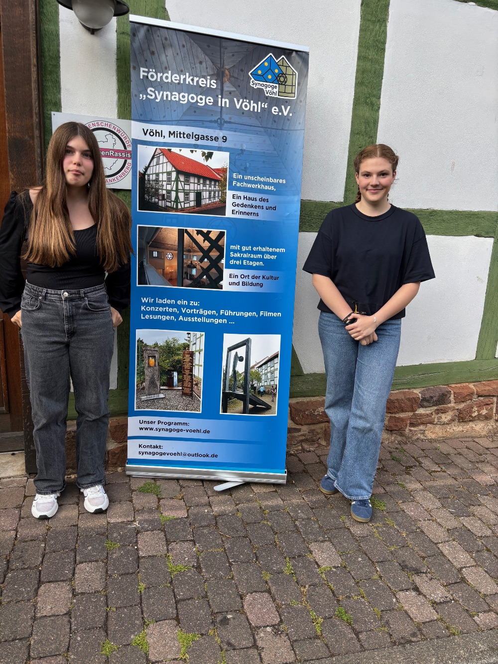 2 Personen vor der Synagoge