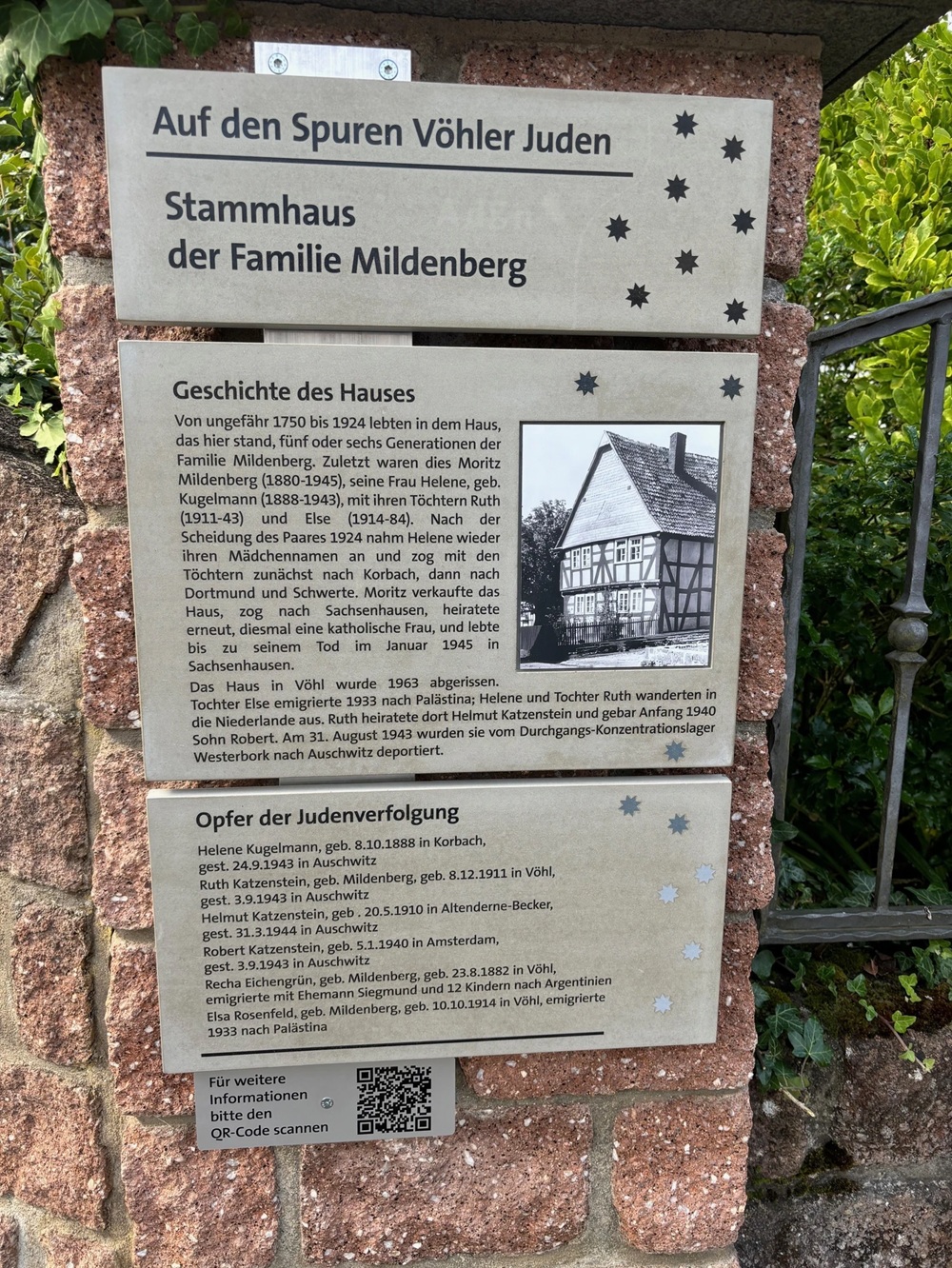 Bedruckte Tafel an Pfeiler