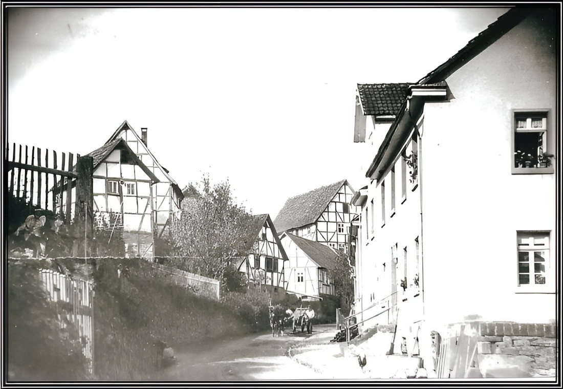 Schwarz-weiß Aufnahme der Mittelgasse in Vöhl