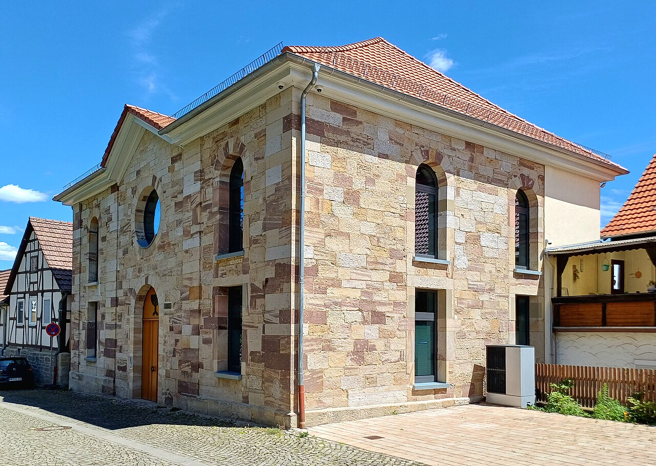 Sandsteinhaus mit Rundbogenfenstern